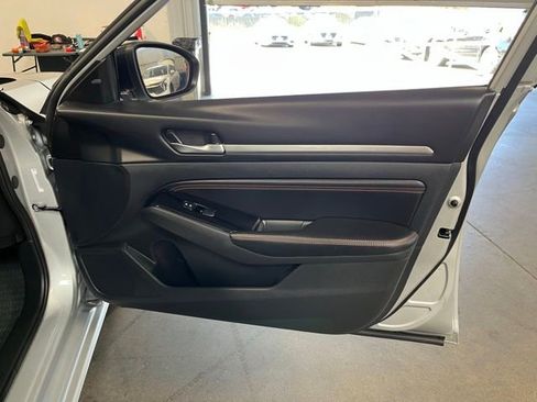 Used 2023 Nissan Altima 2.5 SR FWD image 12