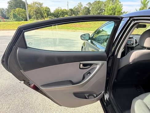 Used 2015 Hyundai Elantra SE w/ Option Group 02 FWD image 9