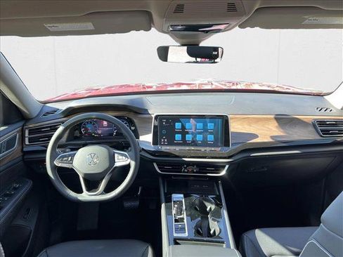 Used 2025 Volkswagen Atlas SE image 16