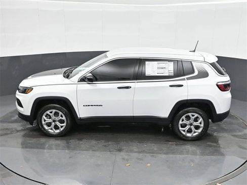 Used 2025 Jeep Compass Sport w/ Mopar Graphics Package image 35