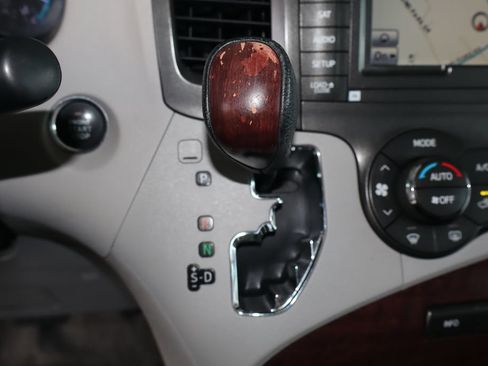 Used 2014 Toyota Sienna XLE w/ XLE Premium Package FWD image 24