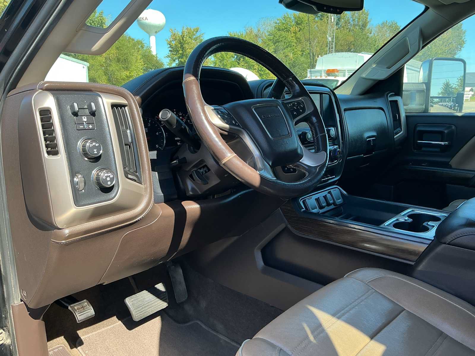 Used 2017 GMC Sierra 2500 Denali w/ Duramax Plus Package AWD/4WD image 14