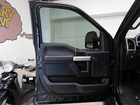 Used 2022 Ford F250 Lariat w/ Black Appearance Pkg image 31