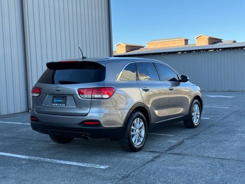 Used 2017 Kia Sorento L image 5