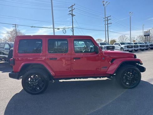 Used 2025 Jeep Wrangler Unlimited Sahara w/ Safety Group AWD/4WD image 6