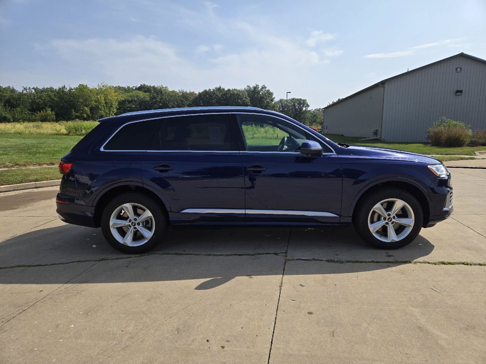 Used 2022 Audi Q7 2.0T Premium Plus w/ Premium Plus Package AWD/4WD image 2
