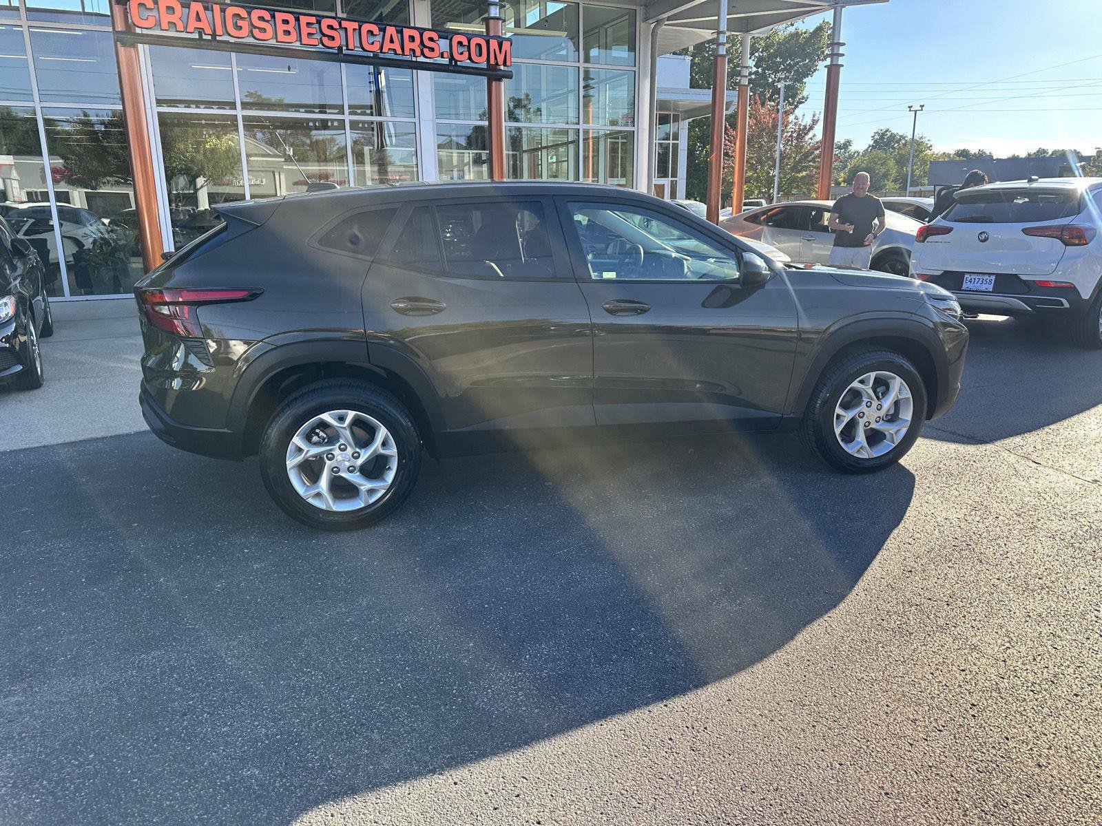 Used 2024 Chevrolet Trax LS w/ LS Convenience Package FWD image 2