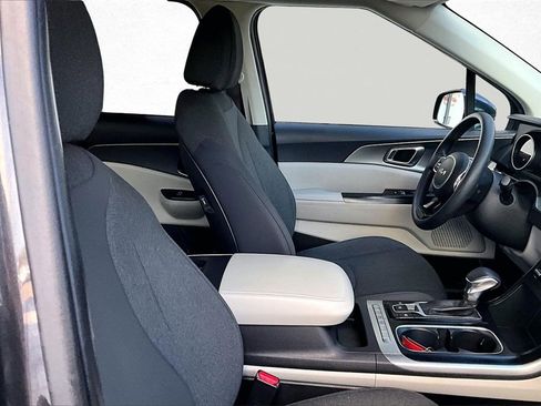 Used 2022 Kia Carnival LX image 29