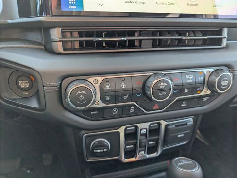 Used 2025 Jeep Gladiator Sport AWD/4WD image 25