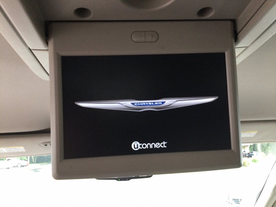 Used 2015 Chrysler Town & Country Touring w/ Driver Convenience Group FWD image 27