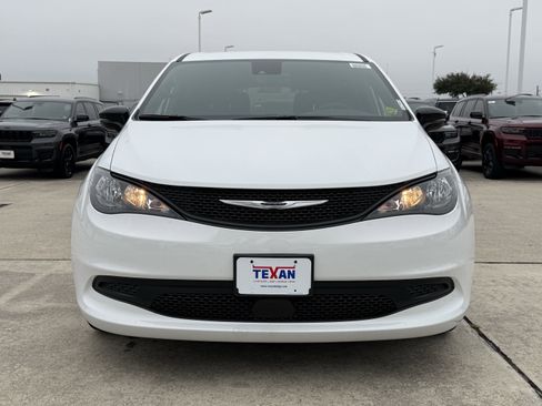 New 2026 Chrysler Voyager LX image 7