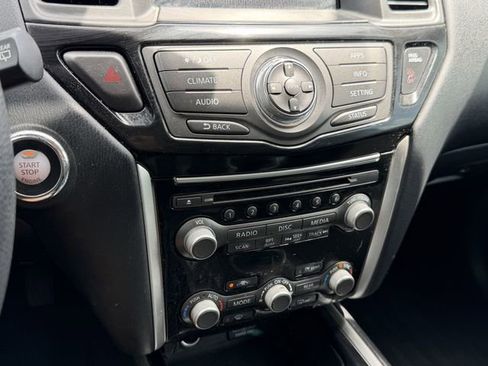 Used 2020 Nissan Pathfinder S image 24