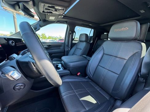 Used 2025 Chevrolet Tahoe High Country AWD/4WD image 13