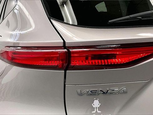 Used 2021 Toyota Venza XLE image 31