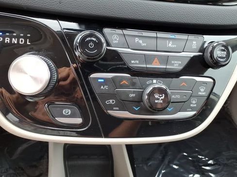 Used 2023 Chrysler Pacifica Touring-L FWD image 10