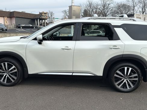 Certified 2024 Nissan Pathfinder Platinum image 4