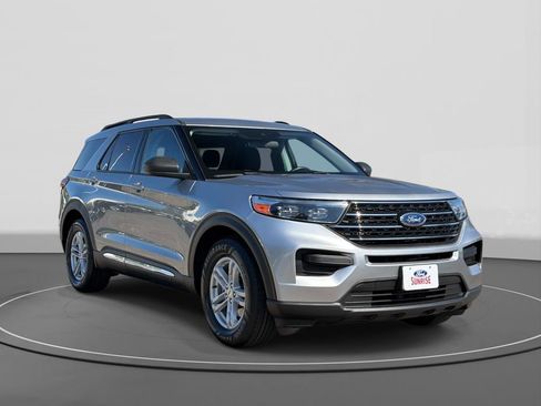Used 2024 Ford Explorer XLT RWD image 3