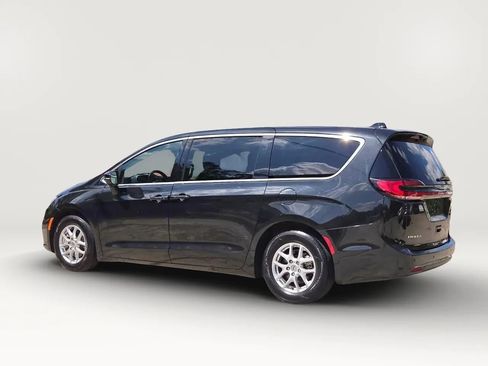 Used 2023 Chrysler Pacifica Touring-L FWD image 3