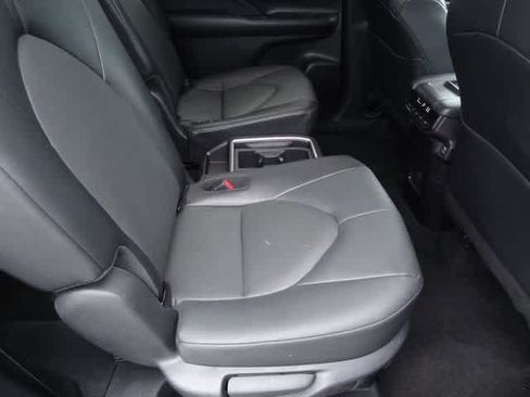 Used 2025 Toyota Grand Highlander AWD image 12