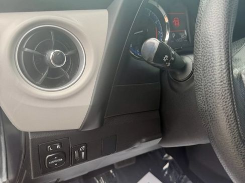 Used 2018 Toyota Corolla LE w/ Carpet Mat Package (TMS) FWD image 27