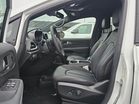 New 2026 Chrysler Pacifica Select image 18