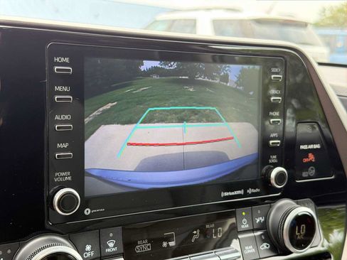 Used 2021 Toyota Highlander XLE AWD/4WD image 25