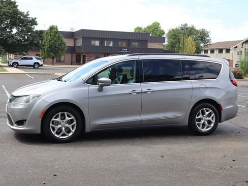 Used 2017 Chrysler Pacifica Touring-L w/ Tire & Wheel Group FWD image 10