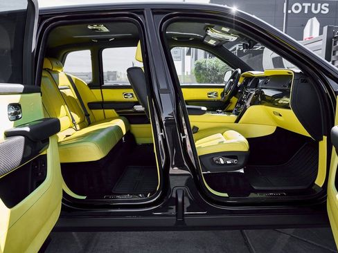 Used 2022 Rolls-Royce Cullinan Black Badge w/ Dark Exterior Package AWD/4WD image 26