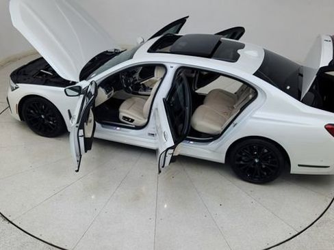 Used 2022 BMW 740i w/ M Sport Package image 88