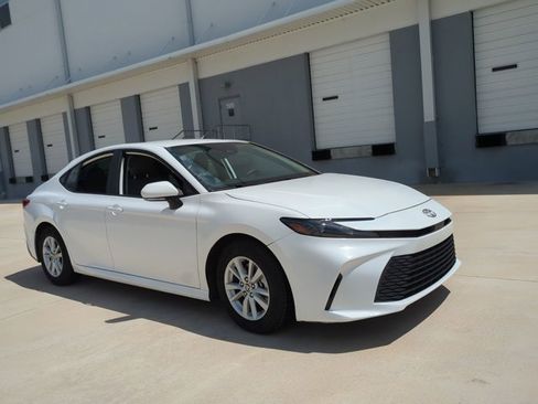 Used 2025 Toyota Camry LE FWD image 4