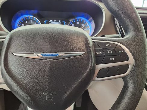 Used 2017 Chrysler Pacifica Touring FWD image 6