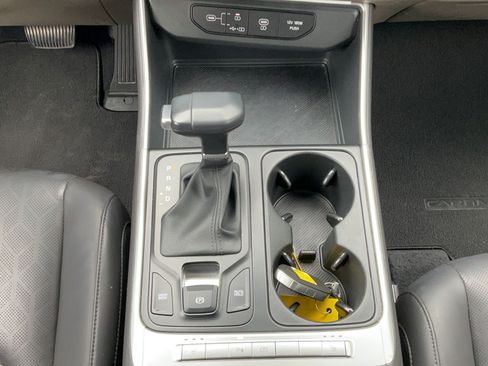 Used 2025 Kia Carnival FWD image 23