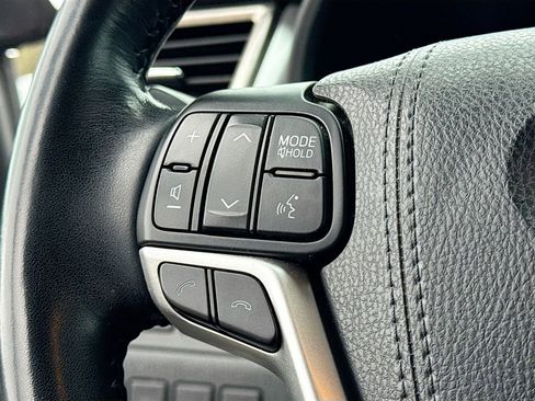 Used 2018 Toyota Highlander SE image 8