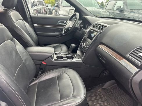 Used 2019 Ford Explorer Limited w/ Equipment Group 301A AWD/4WD image 7