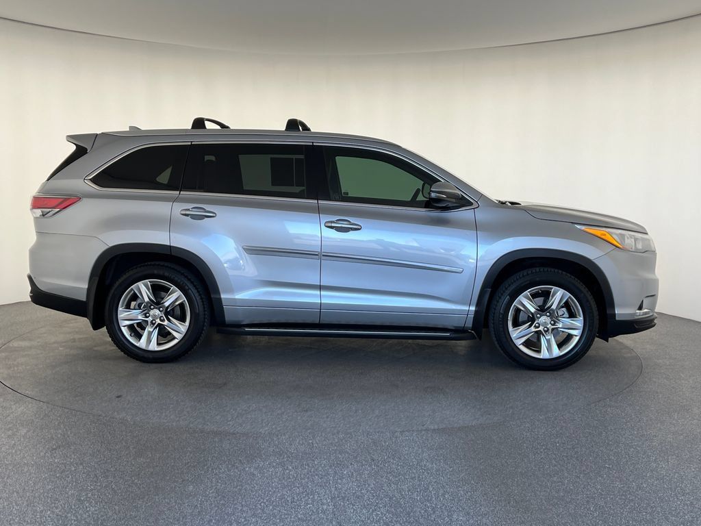 Used 2015 Toyota Highlander Limited w/ Driver Technology Package AWD/4WD image 2