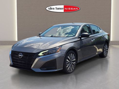 Used 2024 Nissan Altima 2.5 SV FWD image 24