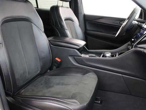 Used 2025 Jeep Grand Cherokee Altitude AWD/4WD image 23