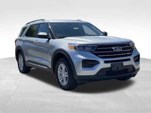 Used 2024 Ford Explorer XLT AWD/4WD image 3