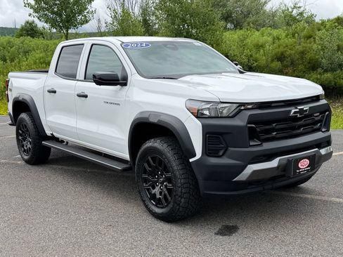 Used 2024 Chevrolet Colorado Trail Boss w/ Technology Package AWD/4WD image 1