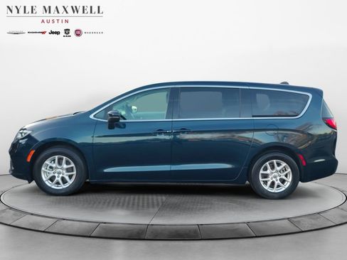 Used 2023 Chrysler Pacifica Touring-L image 12