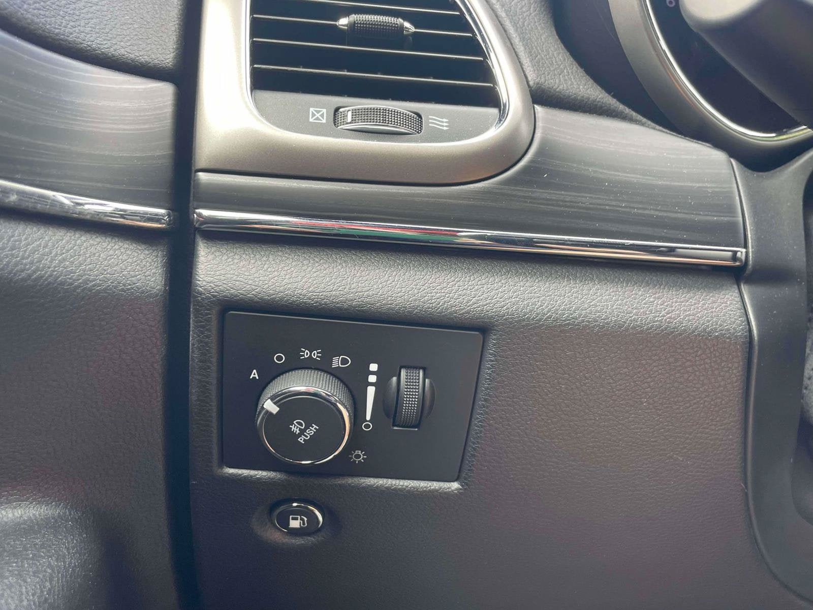 Used 2020 Jeep Grand Cherokee Limited w/ Luxury Group II AWD/4WD image 19