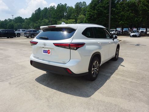 Used 2022 Toyota Highlander XLE FWD image 25