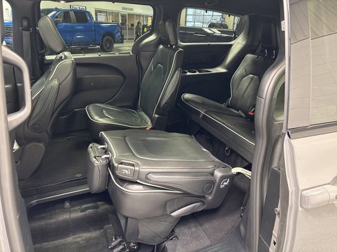 Used 2025 Chrysler Pacifica Limited image 37