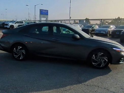 Used 2025 Hyundai Elantra Sport image 9