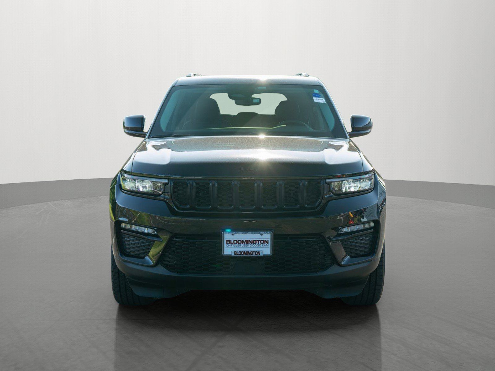 Used 2023 Jeep Grand Cherokee Limited w/ Black Appearance Package AWD/4WD image 2