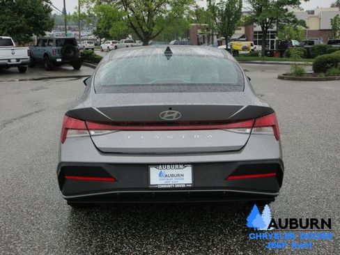 Used 2025 Hyundai Elantra SE image 6