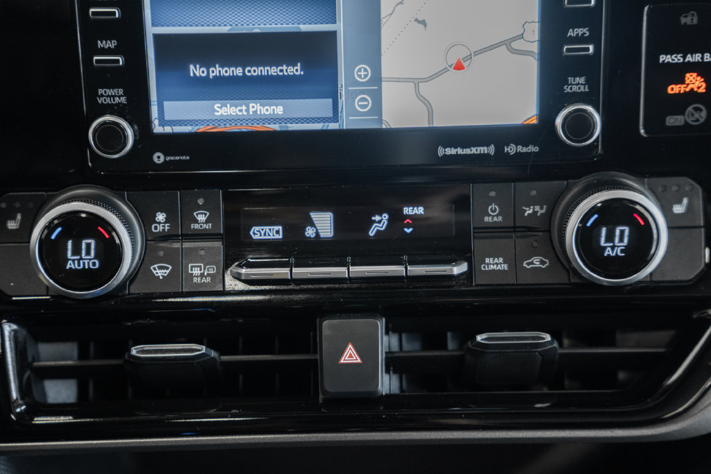 Used 2021 Toyota Highlander XLE AWD/4WD image 19