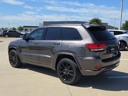 Used 2019 Jeep Grand Cherokee Altitude RWD image 4