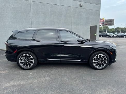 Used 2024 Lincoln Nautilus Reserve AWD/4WD image 17