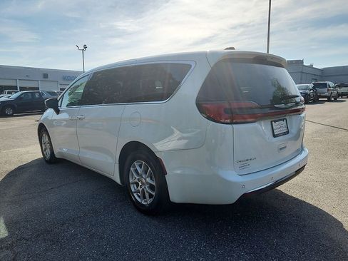 Used 2023 Chrysler Pacifica Touring-L FWD image 4
